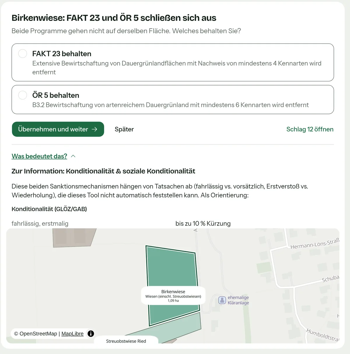 SchlagKlar fragt zu Schlag 12 Birkenwiese: FAKT 23 und ÖR 5 schließen sich aus, welches Programm behalten Sie? Darunter zwei Antworten, die aufgeklappte Erklärung „Was bedeutet das?“ und der Schlag auf der Karte.