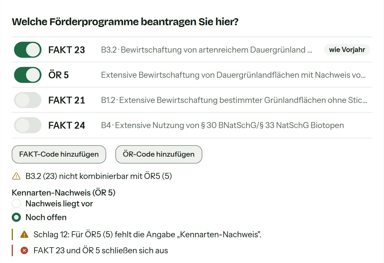Schlag 12 Birkenwiese, Frage „Welche Förderprogramme beantragen Sie hier?“: FAKT 23 und ÖR 5 eingeschaltet. Darunter zwei Befunde: für ÖR 5 fehlt der Kennarten-Nachweis, FAKT 23 und ÖR 5 schließen sich aus.